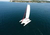 hvid trimaran yacht sejler på blå hav 1